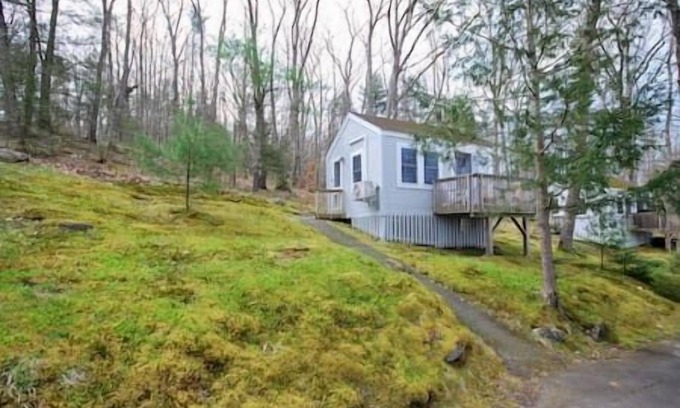 Edgecomb Cottage | Cheerful Cottage with Loft 9
