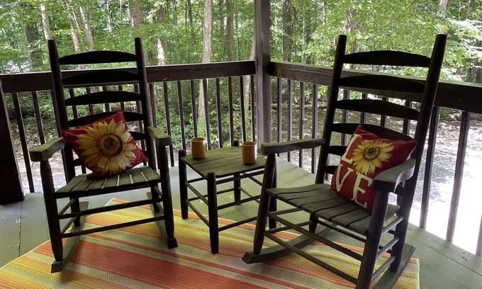 Cosby Cabin | Cheerful & Cozy 2BD/2BA Cabin. Amazing rates for your visit!