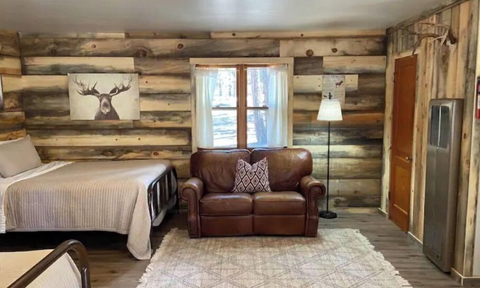 Alpine Cabin | Cheerful cozy cabin in the tall pines Alpine AZ #3