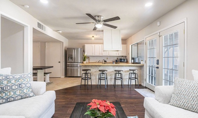 The Colony House | Cheerful Home- Pool, Backyard, 3 bdrm, Large fence