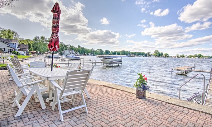 Fremont Cottage | Cheerful lakefront cottage with kayaks and fire pit