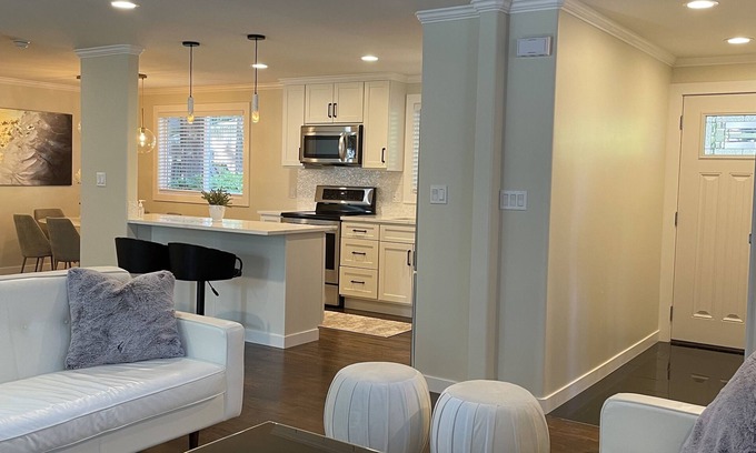 Richmond Highlands House | Cheerful & private 3 bedroom Shoreline home.