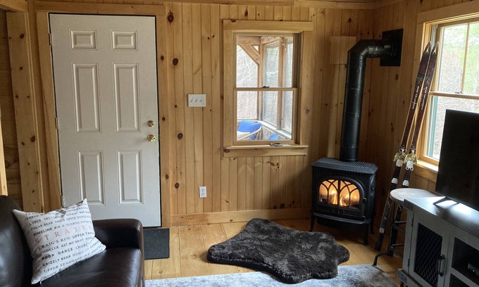 Townshend Cabin | Cheerful Tiny Cabin hideaway near hiking, skiing & snowmobiling in small town VT