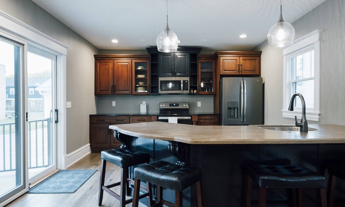 Pella House | Cheery Home in Heart of Pella