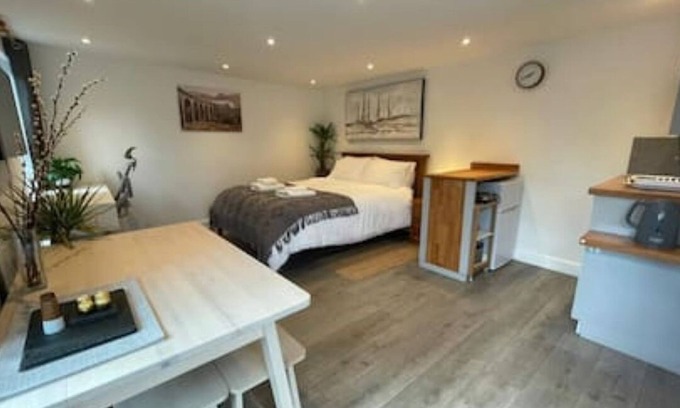 Cheltenham House | Cheltenham Races Home with Hot-Tub