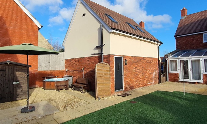Patchway Apartment | Cheltenham Studio Apartment with Private Hot Tub