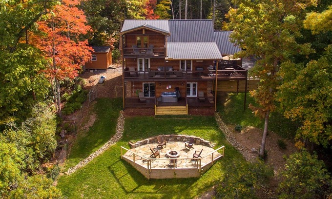 Ridgeline Vistas Cabin | Cherokee Sunsets-Stunning Mtn View Sunsets, Fire Pit, Hot Tub, Starry Nights