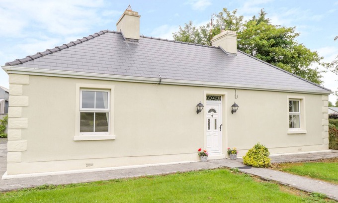 Ballintober Cottage | CHERRY TREE COTTAGE, family friendly in Castlebar, County Mayo