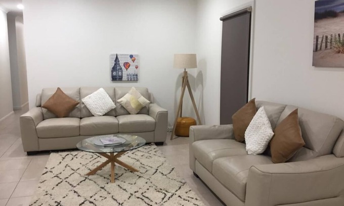 Mildura House | Cherry Villa 3: Luxurious 3BR Inner City Townhouse. Free WIFI.