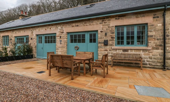 Hollow Meadows Cottage | CHESTNUT COTTAGE, pet friendly, with a garden in Stocksbridge