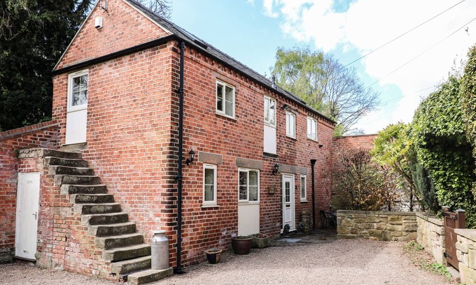 Duffield Cottage | CHESTNUTS BARN, pet friendly, with a garden in Holbrook, Derbyshire