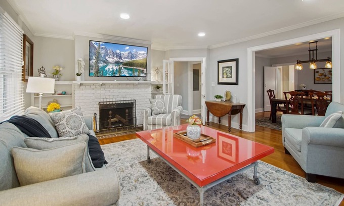 Northwest House | Chevy Chase 1920 charm 4 luxury bedrooms Spanish colonial close to everything,