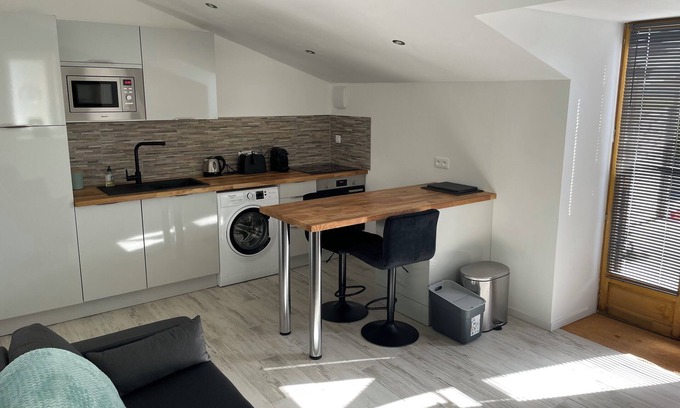 Echebrune House | Chez Eaux de Vie - Beautiful newly converted barn for 2 - overlooking vineyards!