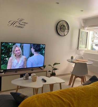 Tulle Apartment | Chez Julie petit appartement une chambre rez jardin maison