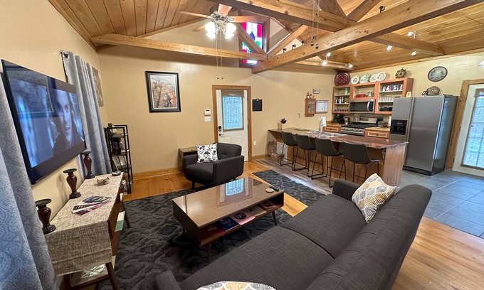 Scott House | Chez Le Fleur: A Cozy 2 Bedroom Home with Patio, Fenced Yard & Wi-Fi Min to I-10