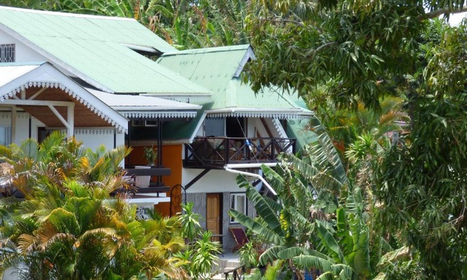 De Quincey Village House | CHEZ LORNA 3 nights or plus