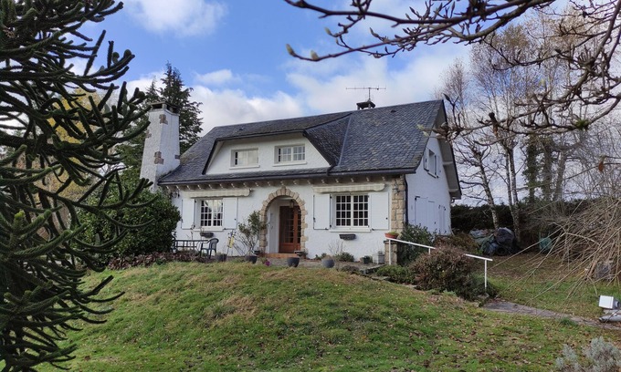 Lanobre House | Chez Madeleine - House for 11 on wooded grounds