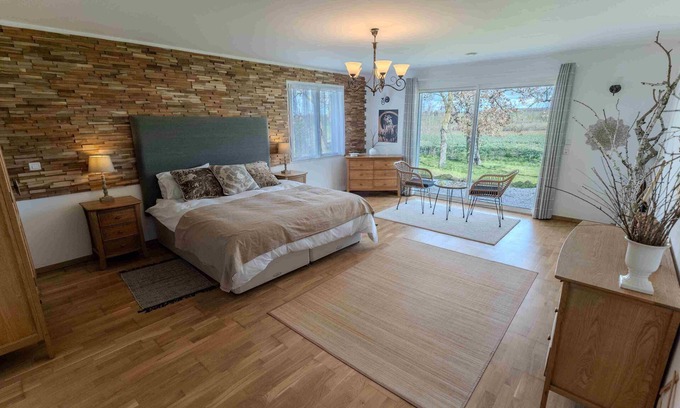 La Pomarede Bed & Breakfast | Chez Phil, Chambres D'hôte, Chambre Thème Bois