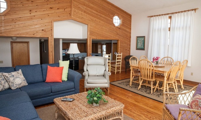 Avon House | Chez-toni 3 Bedroom Cottage by RedAwning