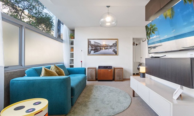 Newtown Apartment | Chic 1-Bed Apartment in the Heart of Newtown
