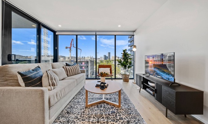 Phillip Apartment | Chic 1-Bed with Sophisticated Decor, Gym & Pool