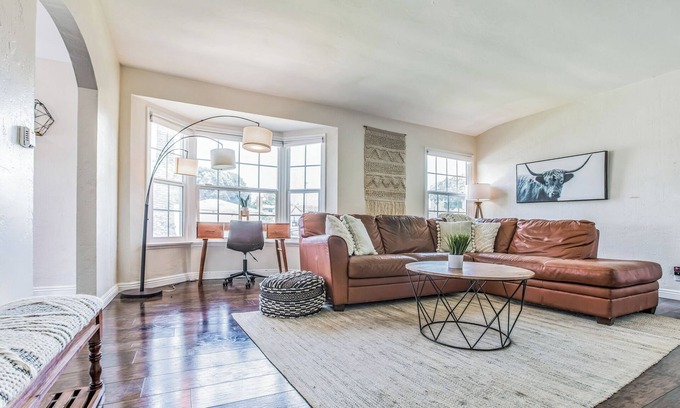 Wrigley Apartment | Chic 1 Bedroom Apartment - WFH Set Up