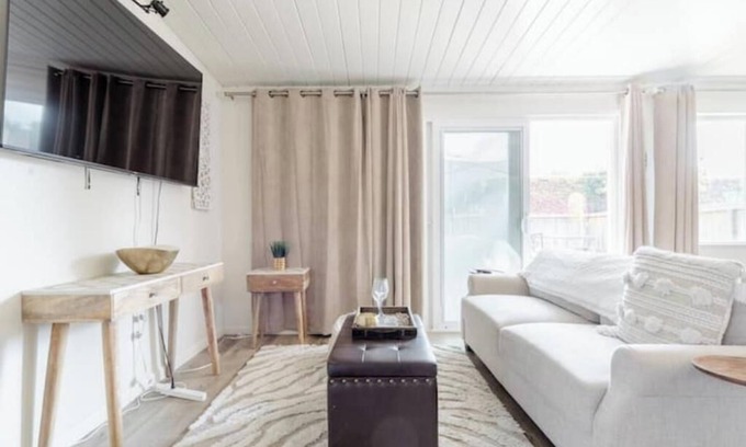 El Cerrito Apartment | Chic 1 Bedroom Apartment w/Comfy King Bed