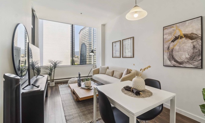 Downtown Vancouver Apartment | Chic 1BR Retreat in Downtown!