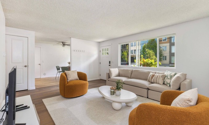 Picnic Point-North Lynnwood House | Chic 2 bedroom Lynnwood Nest w/Kitchen & Yard