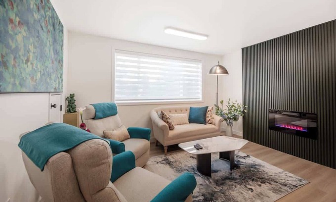 Renton House | Chic 2B1B Lower Unit – Renovated w/Designer Flair