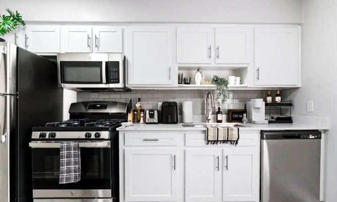 West Campus Apartment | Chic 2BD Entertainer : Arcade /King Bed