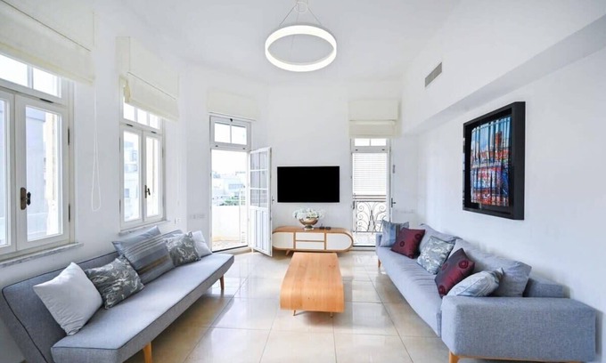 Tel Aviv City Center Apartment | Chic 2BR Apartment close to the beach by HolyGuest