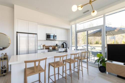 Innisfil Apartment | Chic 2BR with Patio - Pool - Hot Tub - BBQ - Friday Harbour