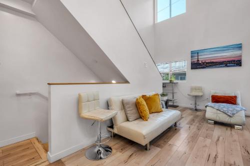Wilshire Apartment | Chic 3-levels Loft-style 2-Bedroom 2-Bathroom condo by Hollywood