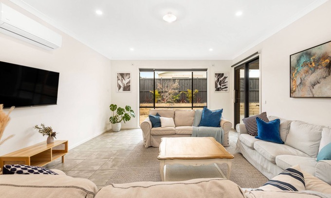 Torquay House | Chic 4 br, 2 storey, ocean view & family friend