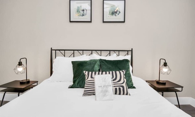 Spring Branch West Apartment | Chic and Comfortable 1 Bedroom