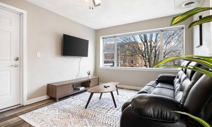 Peoria Apartment | Chic and Comfortable 1BR Apartment near Bradley U