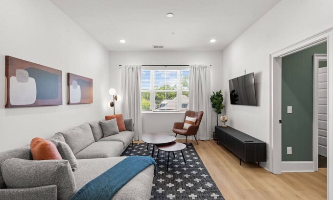 Cleveland Park Condo | Chic and Cozy Designer Condo 3 Miles to Downtown