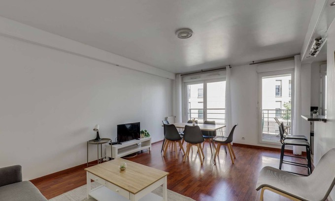 Argenteuil Apartment | Chic and Spacious Apart With Parking