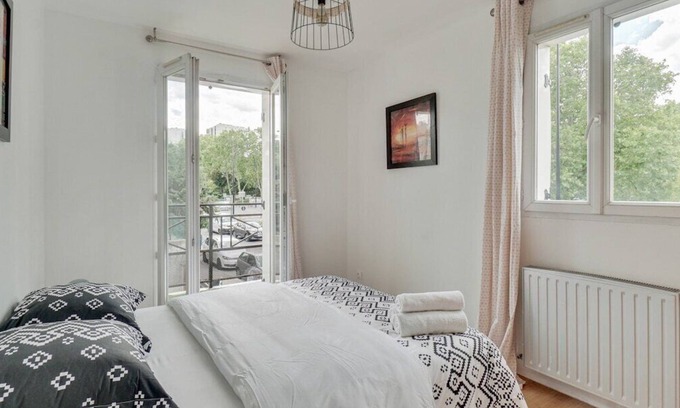 Aubervilliers Apartment | Chic apart with parking near Paris
