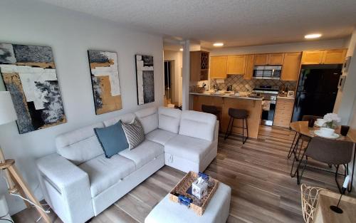 Lower Mount Royal Apartment | Chic Apt Near Stampede