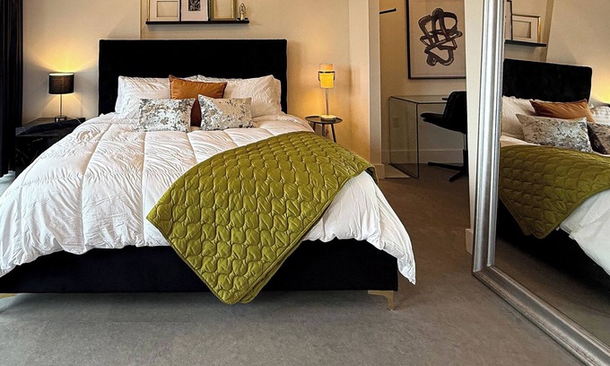 Central Business District Apartment | Chic Balcony Studio in Newark