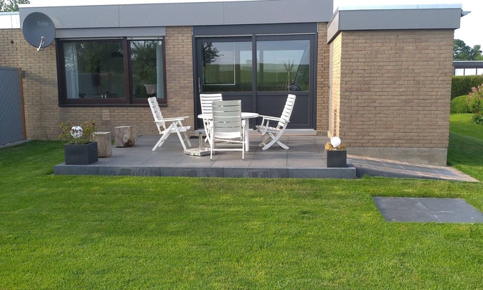Lemmer House | Chic bungalow (renovated in 2018) directly on the dike to the IJsselmeer/beach