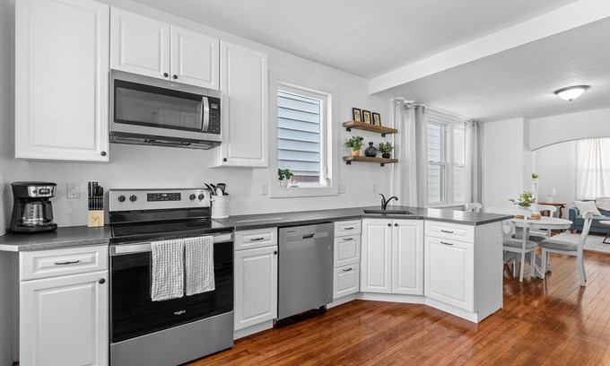 St. Louis House | Chic & Centralized Oasis