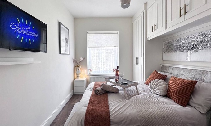 Pontypridd House | Chic Charming Classic 3bed w/Ensuite - Pontypridd