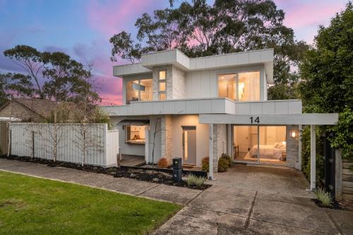 Cowes House | Chic Coastal Retreat 3 Bdr Close to Beach