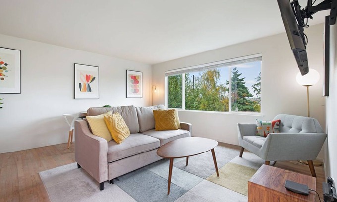 North Queen Anne Apartment | Chic + Colorful Queen Anne Apartment - 4m to DT Seattle, Free Parking - NEW