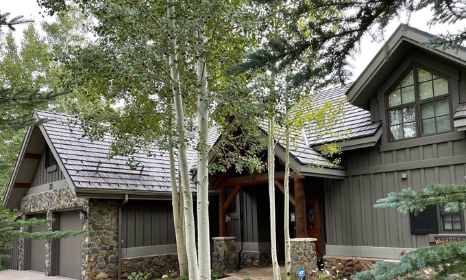 Cordillera House | Chic Cordillera 4BR Hot Tub/Pool table/Pingpong