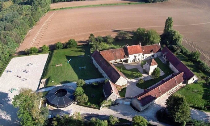 Ully-Saint-Georges House | Chic country house in the heart of a 13th-century manor house and show jumping stable