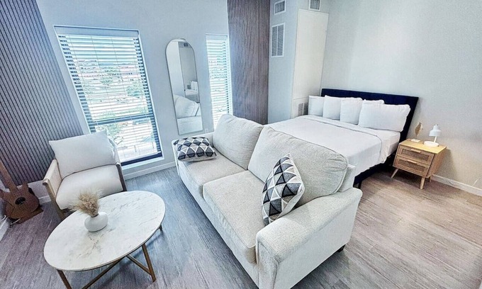 Downtown Des Moines Apartment | Chic Downtown Studio with Gym Access & Rooftop Lounge